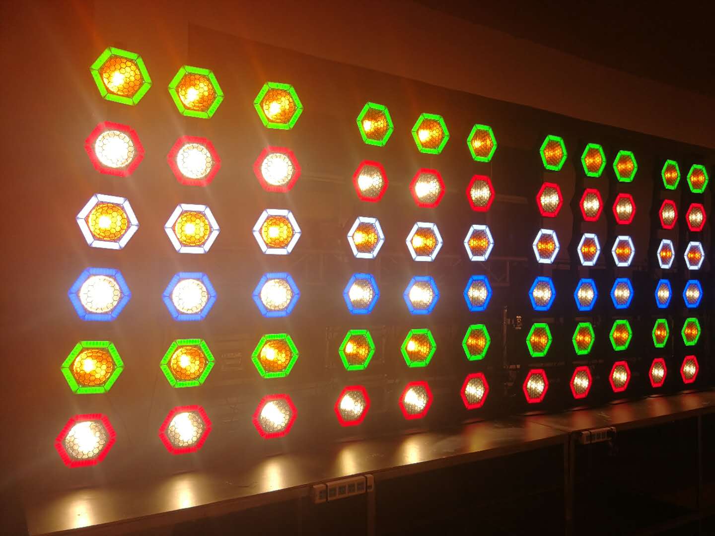 【专利产品仿冒必究】6颗线形六边LED像素背景灯